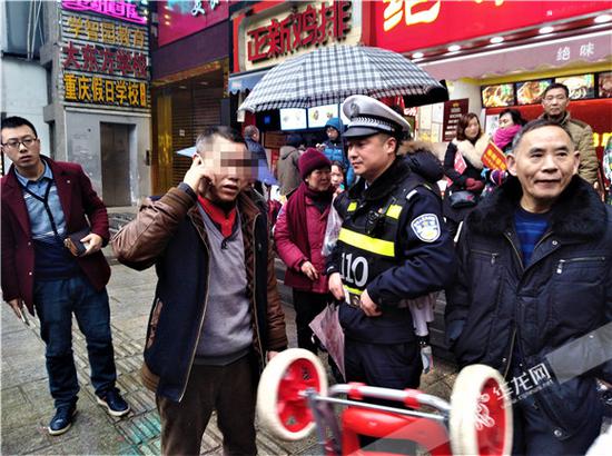 由于赵某(左二)坚称对方打人,民警让其联系雇主前来。记者张勇 摄