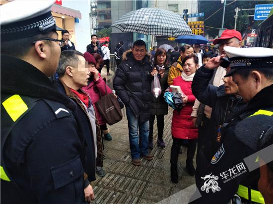 当着民警的面,公交车乘客纷纷指责中年男子(左二)的不是。记者张勇 摄