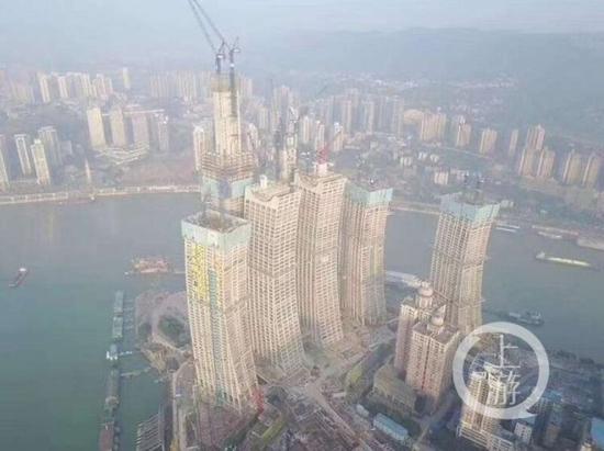 △正在建设中的重庆来福士广场。中建三局重庆分公司供图