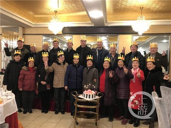 △钱老师(前排左六)和学生们合影。