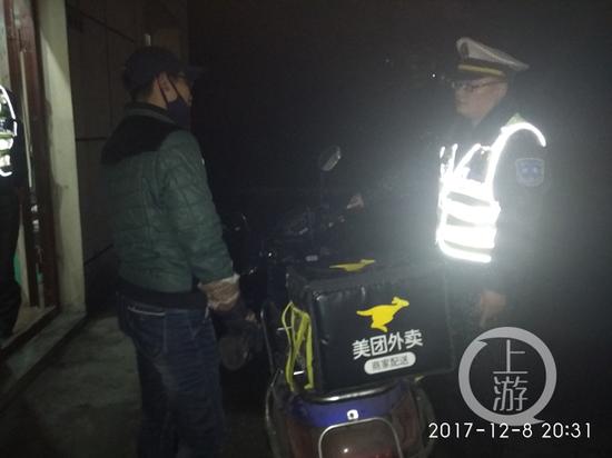 fdb751901ea0574dd68b8e7d411254d3.jpg △直到被执法人员叫停,外卖小哥才知道自己是在高速路上。高速执法供图