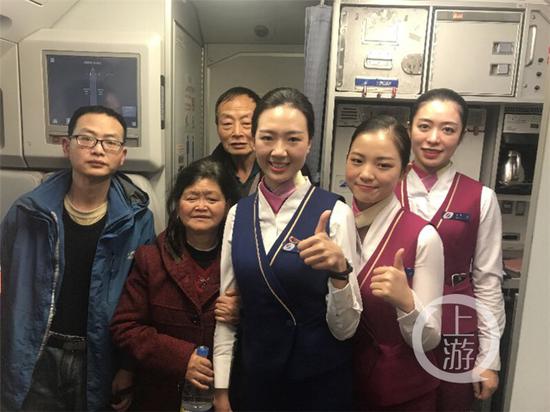 △彭女士一家与乘务组。