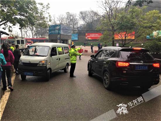 民警在景区疏导道路交通。沙坪坝警方供图 华龙网发