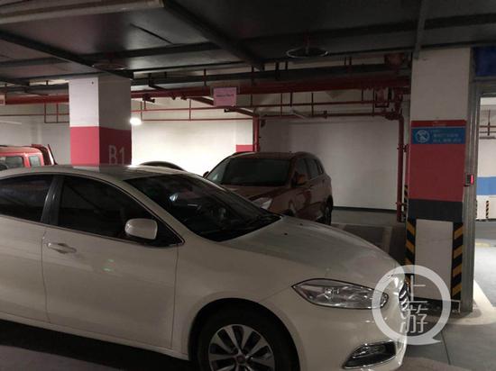 c823586e73a9e040142649149dee0ec9.jpg △魏先生用自己的车拦住占用自己停车位的车辆。受访者供图