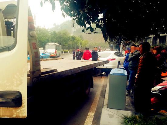 救援车在事发后赶到现场,并展开了现场的救援工作。