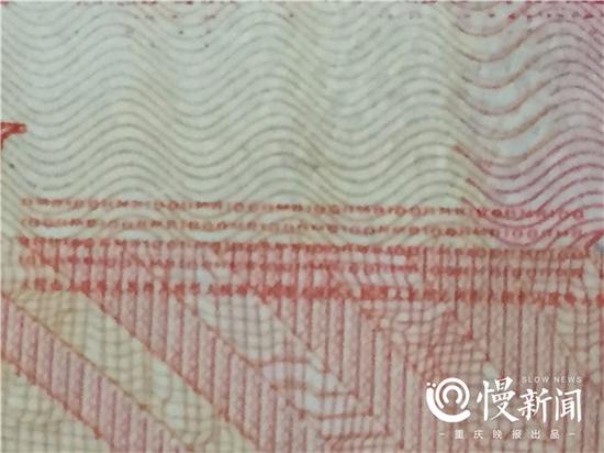 △假币中出现的“RMB100”和“人民币”字样较模糊