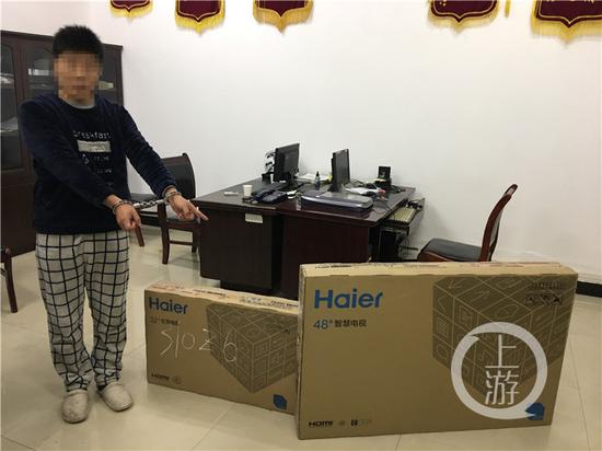 △犯罪嫌疑人张某指认被盗的电视机。