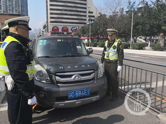 8fc863311ed67883cfc9fa63d89accfd.jpg △执法人员查获的黑车