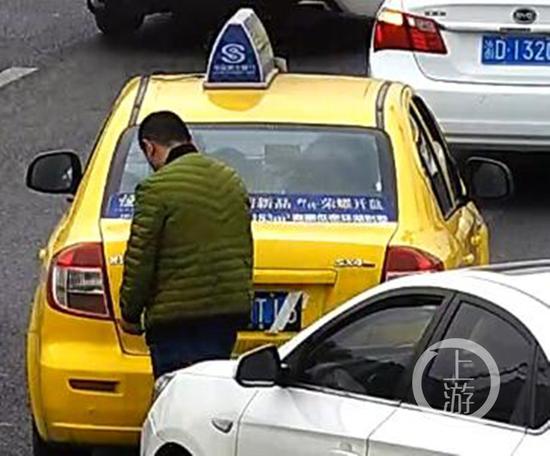 △的哥遮挡号牌。交通执法大队供图