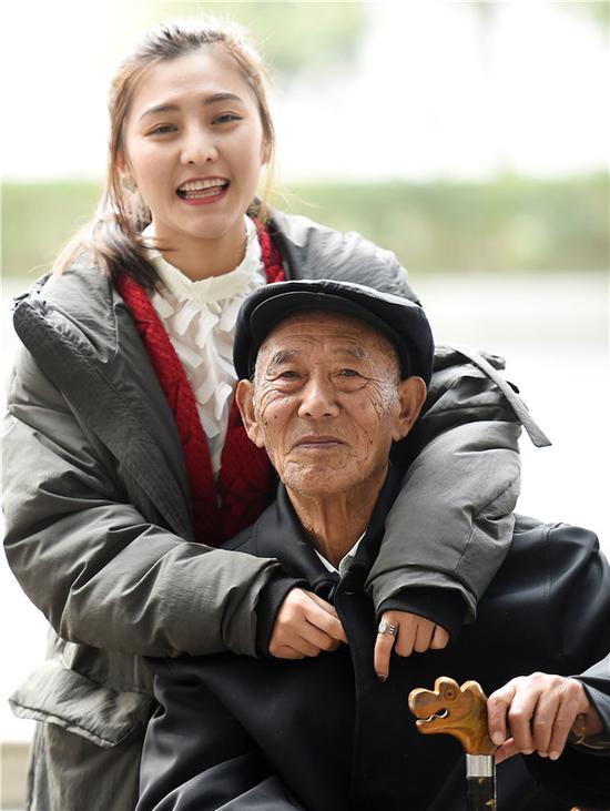 女孩和病重爷爷拍婚纱照:一定要让爷爷看到我穿婚纱的中学英语教学设计网课图片