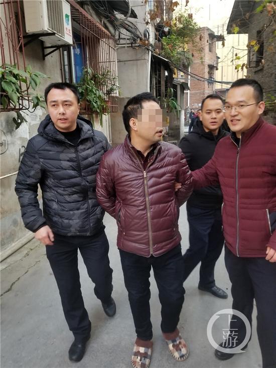cecfeea3ce0b20b2ce211b7c8d5f8309.jpg 抓捕现场