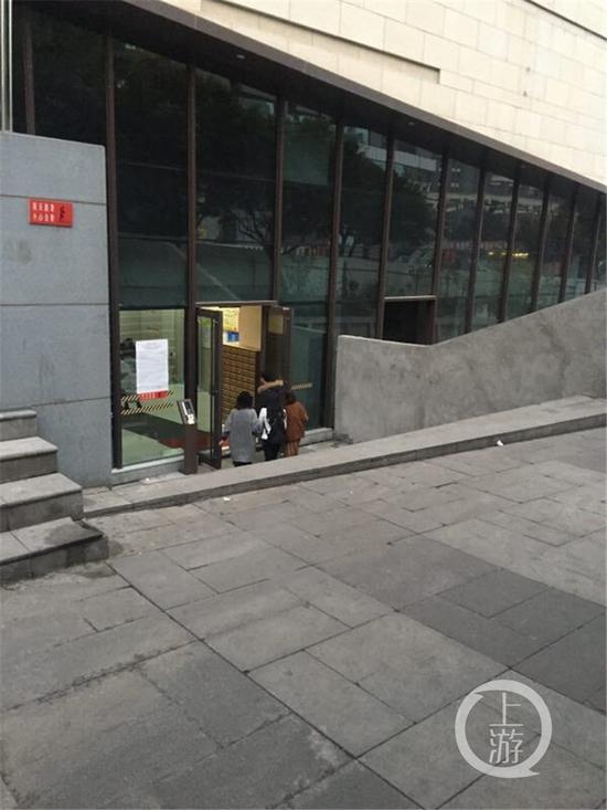 79a28af228e948d5f37df9ff4515a699.jpg △小区现在的入口。