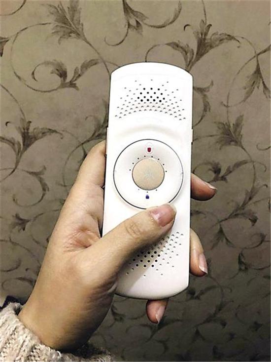 △郭女士向记者展示她买的“晓译”翻译器