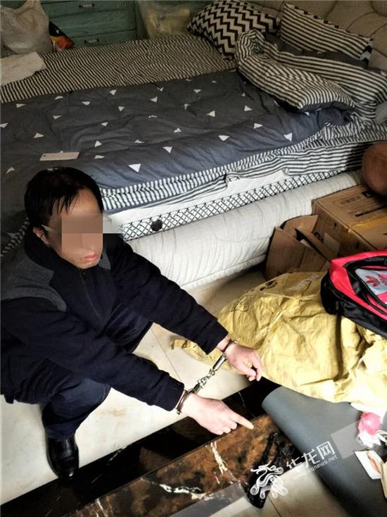 犯罪嫌疑人对现场进行指认。沙坪坝警方供图 华龙网发