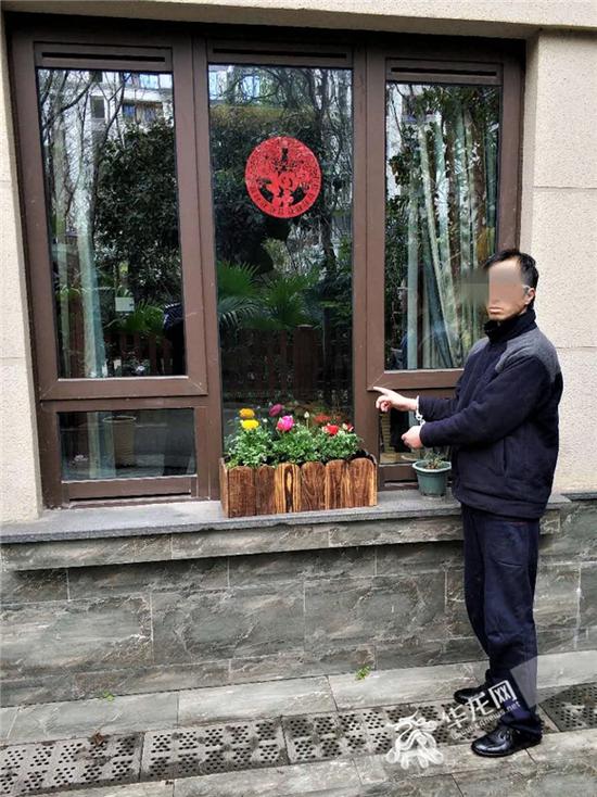 犯罪嫌疑人对现场进行指认。沙坪坝警方供图 华龙网发