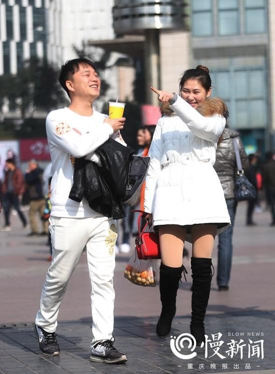 这位帅哥竟然只穿了件棉毛衫