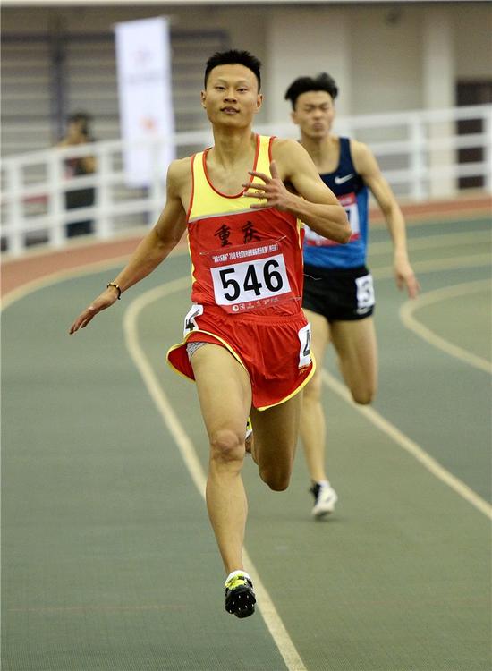 cc1cc8cd8730f1bac29fb70914c7db7f.jpg △重庆选手别舸在男子200米决赛中,以21秒04的成绩获得冠军。新华社发