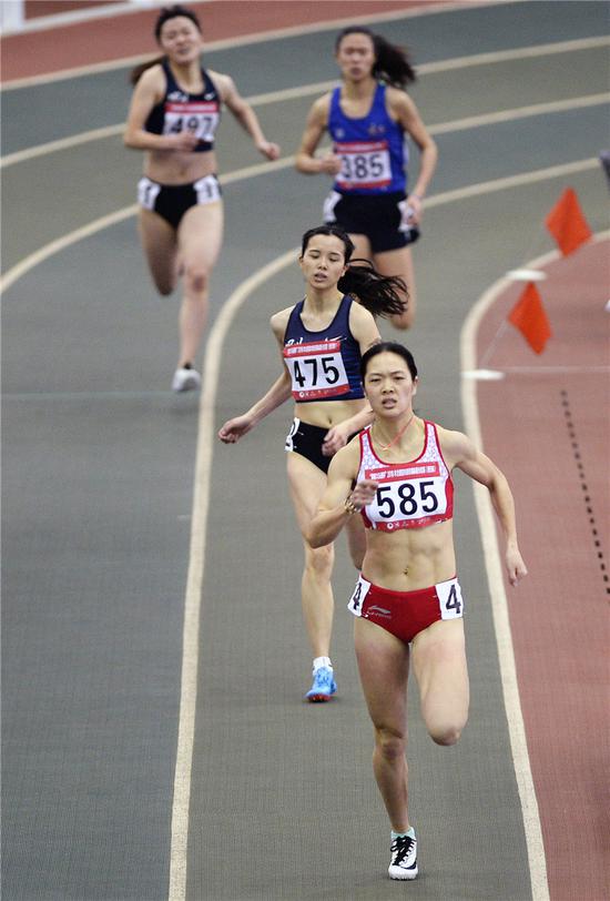 76d27e0192de1d738bc3efa328ff0cbe.jpg △女子400米冠军重庆选手李雪(前)。新华社 发