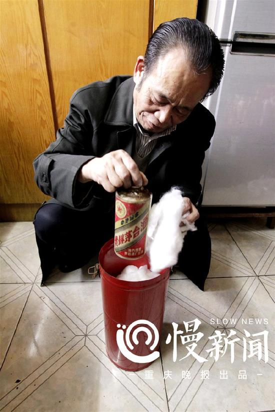△王小东小心翼翼地收藏多年的茅台酒