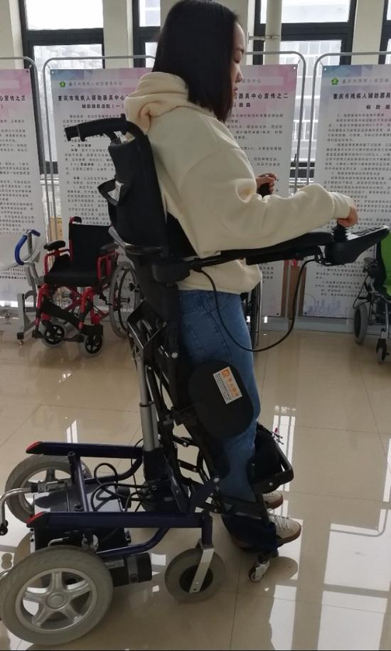 △可以自动“站立”起来的电动轮椅