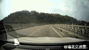 (撞车瞬间,林肯车载行车记录仪摄录的画面)