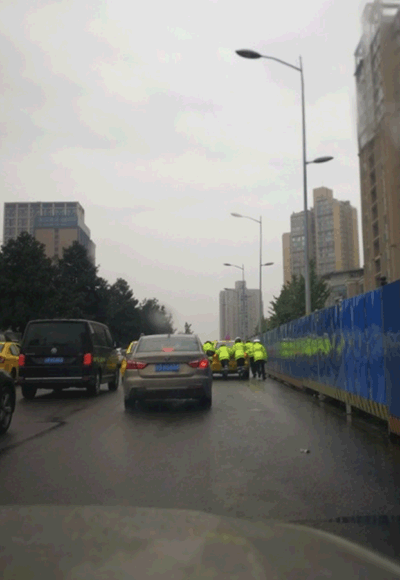 交巡警雨中推车被网友记录下来。网友供图