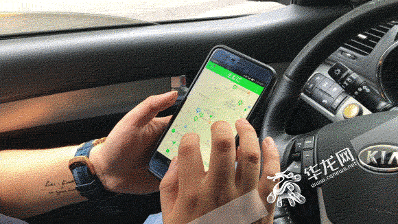 首先通过手机APP挑选合适的共享车位。记者 石涛 摄