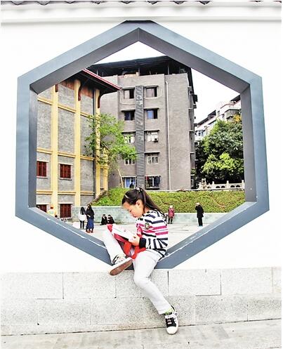 白市驿中心街,街边看书的小女孩。 上游新闻记者 高科 摄