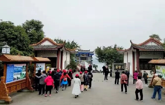 游客打卡石宝寨