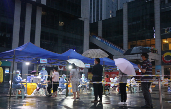 市民在天宫殿街道丁香路社区动力购物中心采样点有序排队。(李晨 摄)
