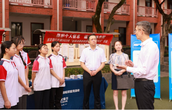 浦发银行重庆分行副行长王浚召为学生们讲解金融诈骗防范知识