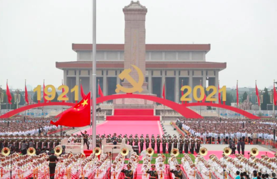 7月1日上午,庆祝中国共产党成立100周年大会在北京天安门广场隆重举行。这是升国旗仪式。新华社记者 庞兴雷 摄