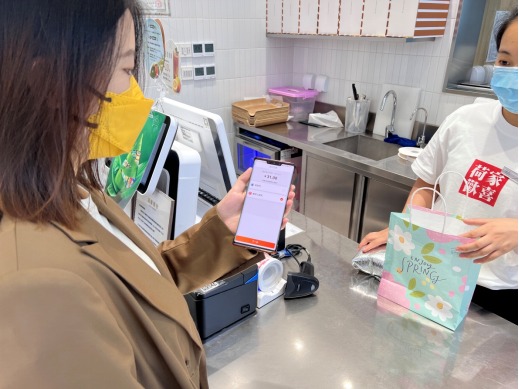 吴女士在光环使用数字人民币。(来源:两江新区现代服务业局)