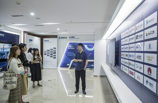媒体参观采访重庆市区块链数字经济产业园入驻企业