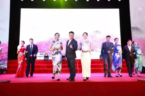 走秀《闻康秀》