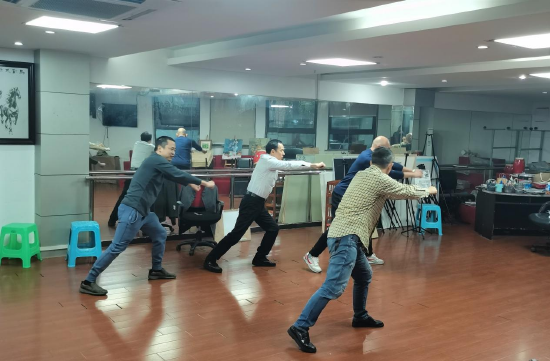 蔺承新为大竹林川江号子演出队伍授课。(紫竹苑社区供图)