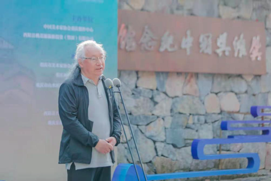 重庆美术家协会副主席、重庆市油画学会副会长侯宝川致辞
