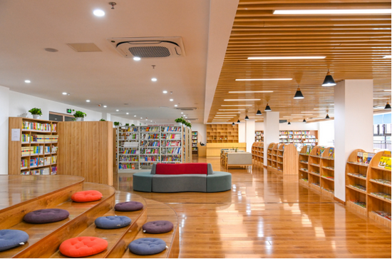 礼嘉实验小学 蓝天 摄