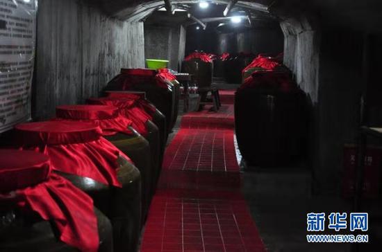 防空洞被用作天然酒窖。新华网发(黄嫣然 摄)