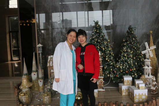 出月子后,罗明琼与营养师刘婷婷的合照