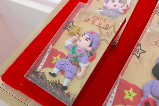 馆内还有红色主题文创售卖
