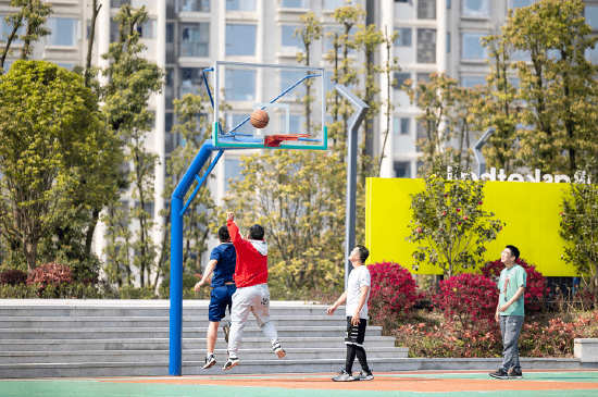 居民在公园里打篮球。（张坤琨 摄）