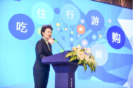 (图为重庆市旅游集团总经理杨玉芬)