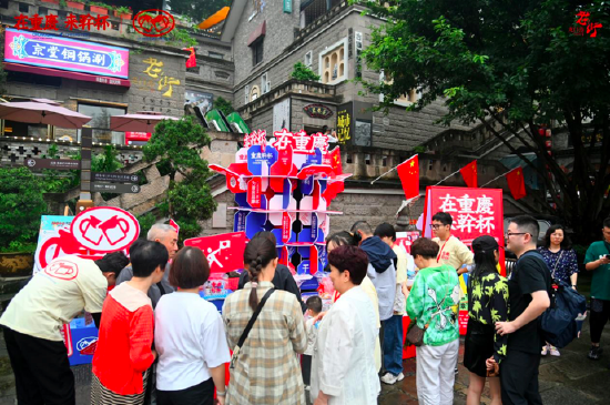 △游客们纷纷参与龙门浩老街活动