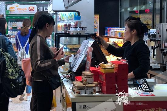 消费者线下购物习惯使用移动支付。记者 周晓雪 摄