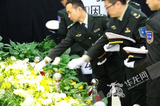 同事们来送别肖梁川最后一程。市交通行政执法总队供图 华龙网发