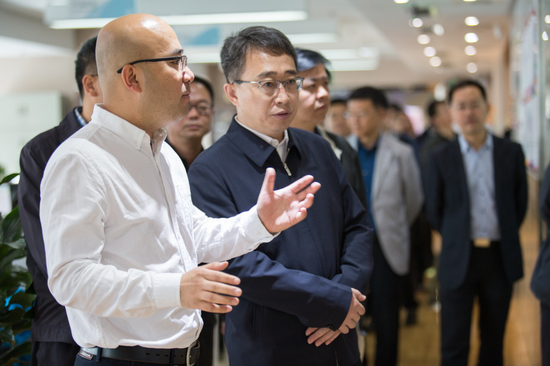 西部创意产业发展中心副理事长赵定位向刘智副书记汇报情况