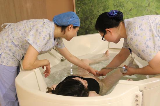 国际助产士节 安琪儿致敬第一个拥抱生命的人