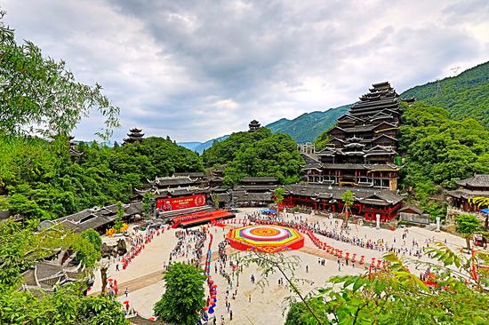 5月20日,彭水蚩尤九黎城举行2018首届“养心彭水·九黎旅游”苗族集体婚礼 摄/彭水张国