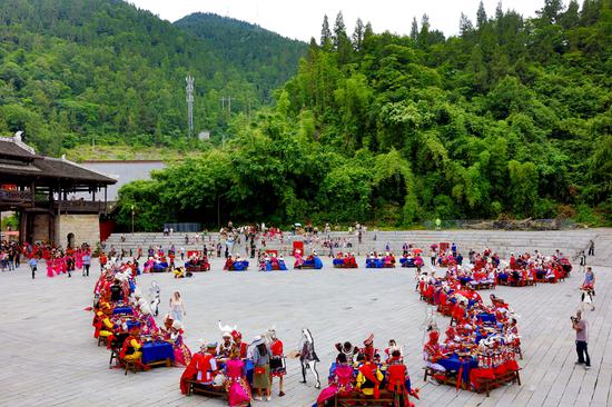5月20日,彭水蚩尤九黎城举行2018首届“养心彭水·九黎旅游”苗族集体婚礼 摄/彭水张国